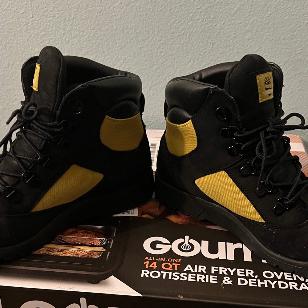 Timberland Dual-Tone Black and Yellow Boots so comfortable. Don’t fit me anymore - Picture 2 of 9